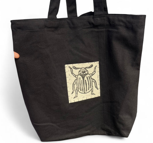 Black beetle patch L bag